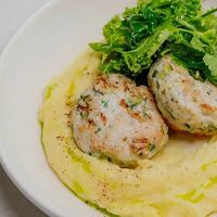 Рубленые котлеты из индейки с картофельным пюре и греческим соусом в MAYAR