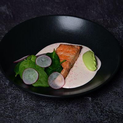 Стейк из семги с томатным голландезом в The Square по цене 1290 ₽