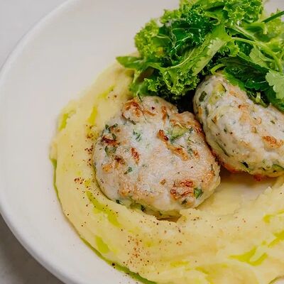 Рубленые котлеты из индейки с картофельным пюре и греческим соусом в MAYAR по цене 935 ₽