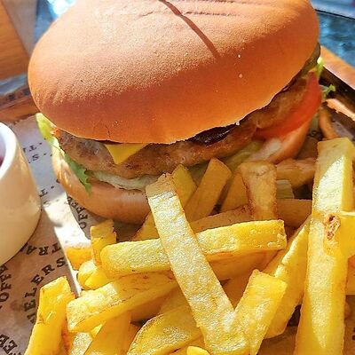 Фирменный Бургер Traveler's c говяжьей котлетой + фрив Travelers Coffee по цене 695 ₽