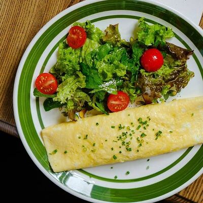 Французский омлет с креветками и зелёным салатом в Benedict по цене 28 р.