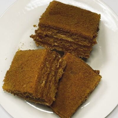 Пирожное медовое в Три жены по цене 55