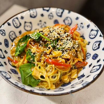 Карри с лапшой и курицей в Pioners по цене 820 ₽