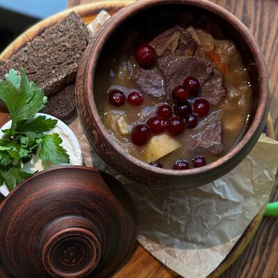 Уральские щи с телячьими щечками в Seven по цене 620 ₽