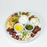 Ассорти домашних сыров с медом и винoградом в Bar original