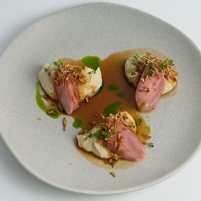 Утиная грудка с пюре из корня сельдерея в Сойка Grand по цене 860 ₽