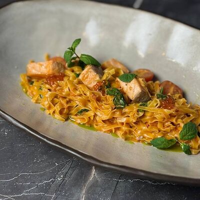 Феттуччине с лососем, шпинатом и красной икрой в Вино и булки по цене 1050 ₽