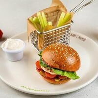 Бургер детский с котлетой из индейки и огуречными палочками в АндерСон