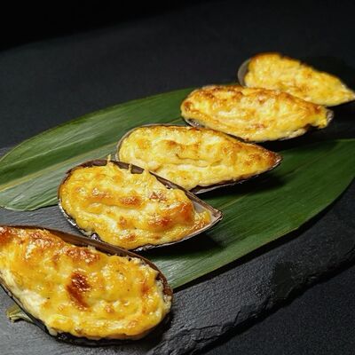 Мидии с чесночным соусом в Caviar Rolls по цене 550 ₽