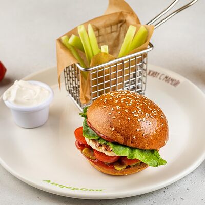 Бургер детский с котлетой из индейки и огуречными палочками в АндерСон по цене 520 ₽