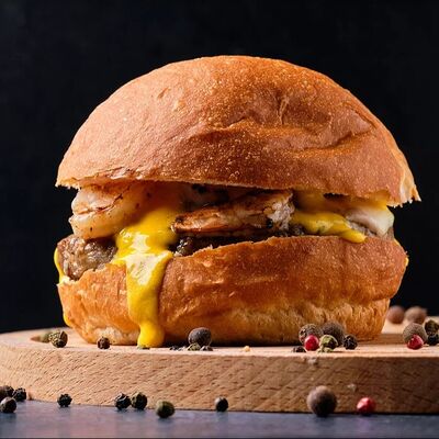 Бургер с креветками и соусом манго-маракуйя в Mesto Burger по цене 499