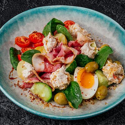 Салат с овощами, пастрами, яйцом и соусом из тунца в Sticks Sushi по цене 880 ₽