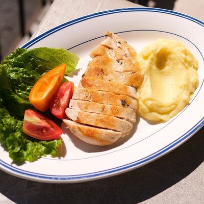 Куриное филе с картофельным пюре в Овсянка по цене 600 ₽