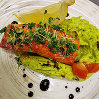 Стейк из филе форели с картофельным пюре и соусом песто в Моне