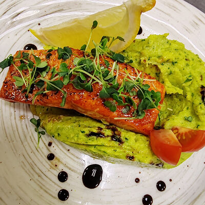 Стейк из филе форели с картофельным пюре и соусом песто в Моне по цене 1200 ₽