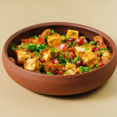 Салат с имеретинским сыром в Suli & Co по цене 430 ₽