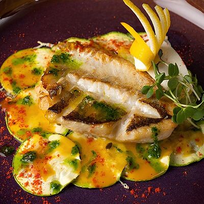 Стейк из судака с цукини и соусом манго-маракуйя в Shveik по цене 795 ₽