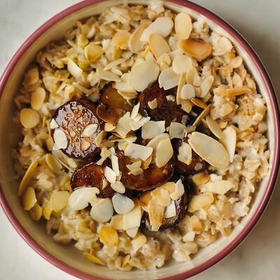 Овсяная каша с карамелизированным бананом в Yumbaker gardens по цене 525 ₽