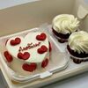 Набор: бенто-торт с объемными сердцами и два капкейка в Кондитерская Cakesmile по цене 3900