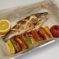 Речная форель, запеченная с овощами в Пирс 23