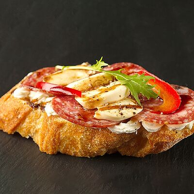 Брускетта с салями в Brusketta.pro по цене 316 ₽