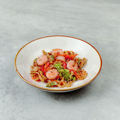 Удон с тигровыми креветками и овощами с соусом на выбор в Мэджик ролл по цене 879 ₽