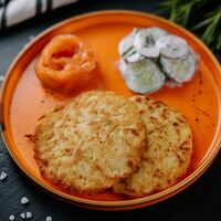 Картофельные драники с яйцом пашот и лососем в ФЬЮЖН & КОФЕ «КАЙТ»