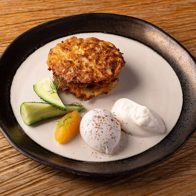 Картофельные драники, сметана, яйцо пашот и щучья икра в Горыныч по цене 940 ₽