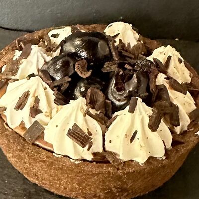 Тарталетка шоколадная с вишней в Кофейня Мокко по цене 270 ₽