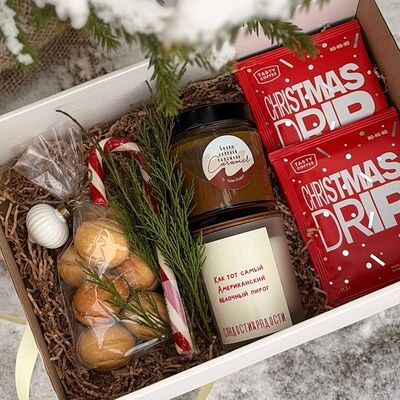 Новогодний подарочный бокс в Сладости и Радости Советская по цене 3000 ₽