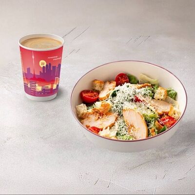 Цезарь с цыпленком и напиток в Шоколадница по цене 790 ₽