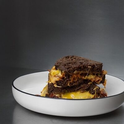 Гриль чиз с беконом и кимчи в Сойка напела по цене 780 ₽