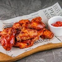 Пикантные куриные крылья BBQ в Larionov Grill & Bar