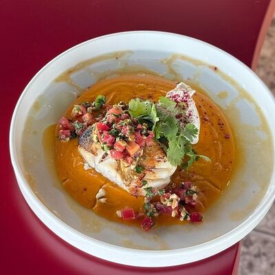 Филе из судака с тыквенным пюре, крем-чизом и томатной сальсой в Camon Cafe по цене 700 ₽