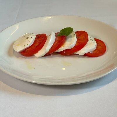 Капрезе Томаты-моцарелла в Romeo's restaurant по цене 790 ₽
