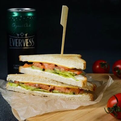 Сэндвич с лососем и творожным кремомв Park cafe по цене 370 ₽