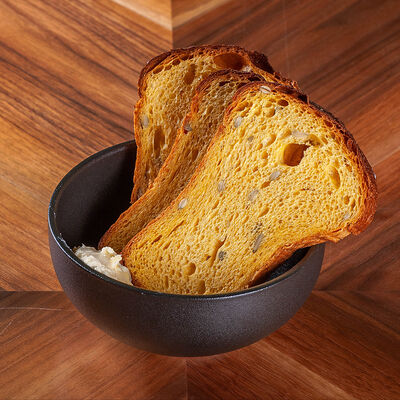 Тыквенно-сырный хлеб с копченым маслом в L.Е.S. по цене 260 ₽