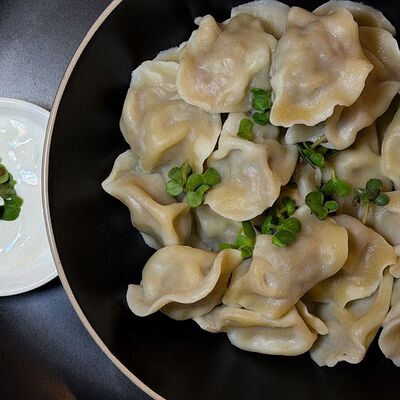 Пельмени из кабана со сметанойв В завязке по цене 590 ₽