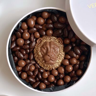 Набор фирменных драже из орехов в шоколаде Лев в Verria Chocolate - клубника в шоколаде по цене 2000 ₽