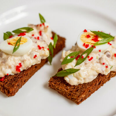 Форшмак на тосте в Крылышко или Ножка по цене 290 ₽