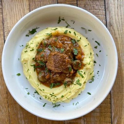 Говядина по-бургунски с картофельным пюре в BUENO cafe по цене 770 ₽