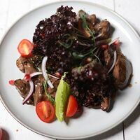 Теплый салат с нежной печенью и зернами граната в Sафитель