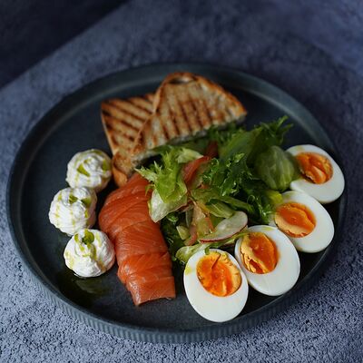 Завтрак с форелью и творожным сыром в Кофетоп по цене 780 ₽