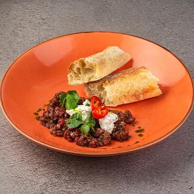 Тартар из говядины с домашней чиабаттойв Бар с едой Пороселло по цене 870 ₽