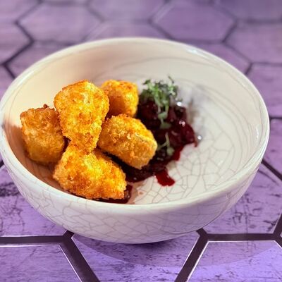 Зажаренный сыр камамбер с вишневым вареньем в МЁД kitchen по цене 744 ₽