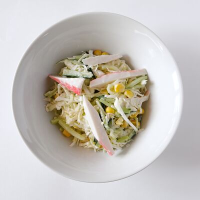 Крабовый салат в Уже готово по цене 180 ₽