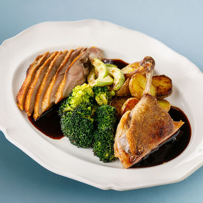 Утиная ножка с печеными овощами в Терраса по цене 1590 ₽