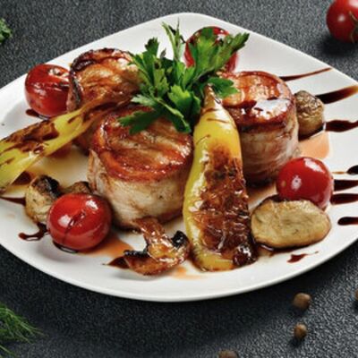 Медальоны из свинины с беконом и запеченными овощами в Бублик по цене 990 ₽