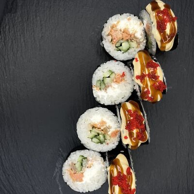 Ролл с лососем гриль и сырным муссом в Докими по цене 492