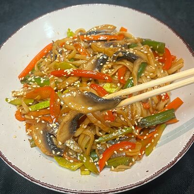 Удон овощной в сливочном соусе в Quattro pizza по цене 479 ₽